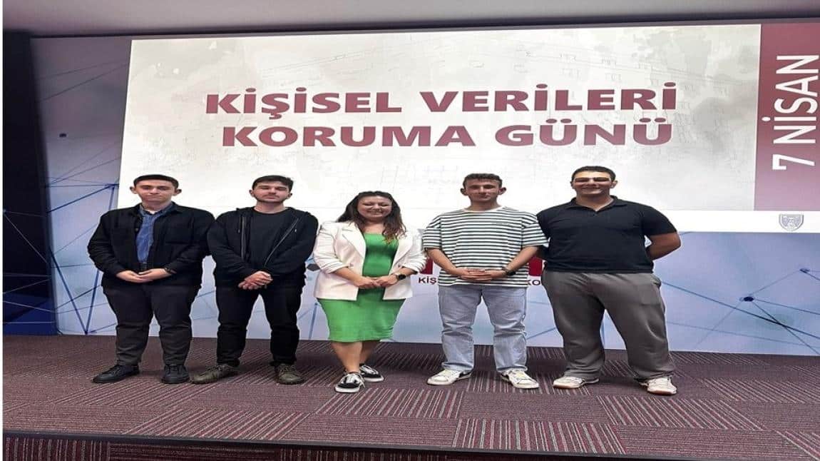 Bir grup öğrencimiz Öğretmenimiz Seda Burçin Özdemir rehberliğinde Kişisel Verilerin Korunması günü kapsamında hazırlanan etkinliklere katıldı.